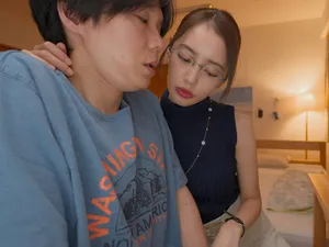 Hai chị em mặt trẻ thơ, một người tóc ngắn và đầy đặn, người kia buộc tóc đuôi ngựa, một người chồng và hai cô con gái, để bạn tận hưởng sự đối xử của một hoàng đế, thật tuyệt vời