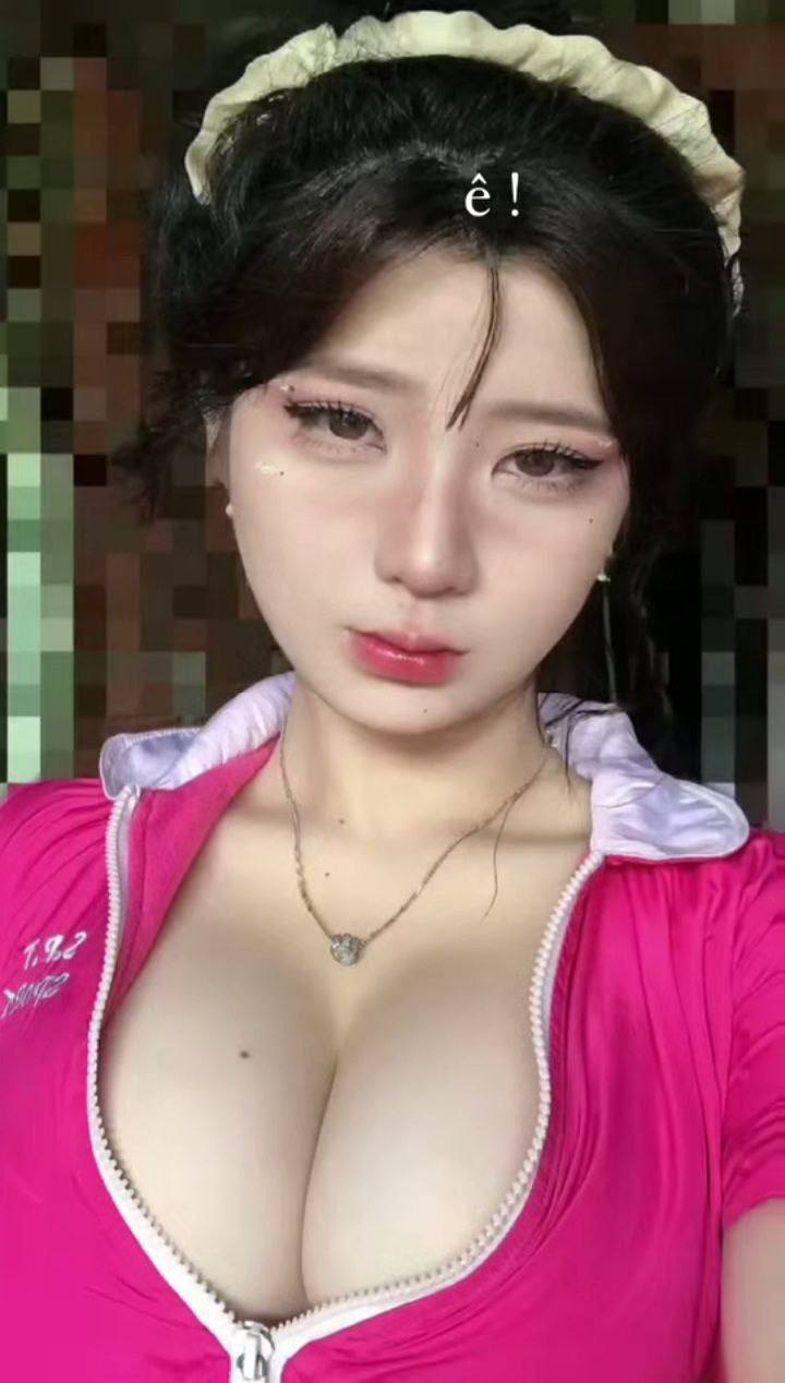 Tôi về nhà và bắt gặp cô ấy đang chơi với cái lồn của cô ấy, và sau đó tôi bị địt
